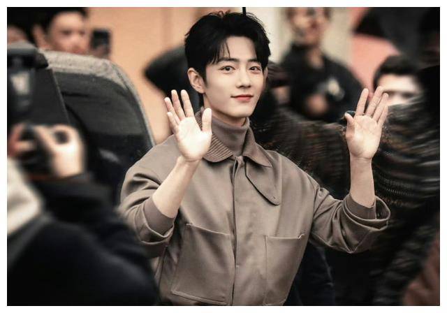 肖战压轴入场,米兰时装周坐在总裁身旁,媒体争拍上演疯抢!