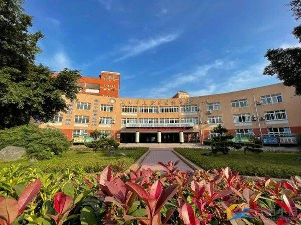 三原外国语该项目融合了海绵城市,绿色建筑设计理念,学校还充分利用