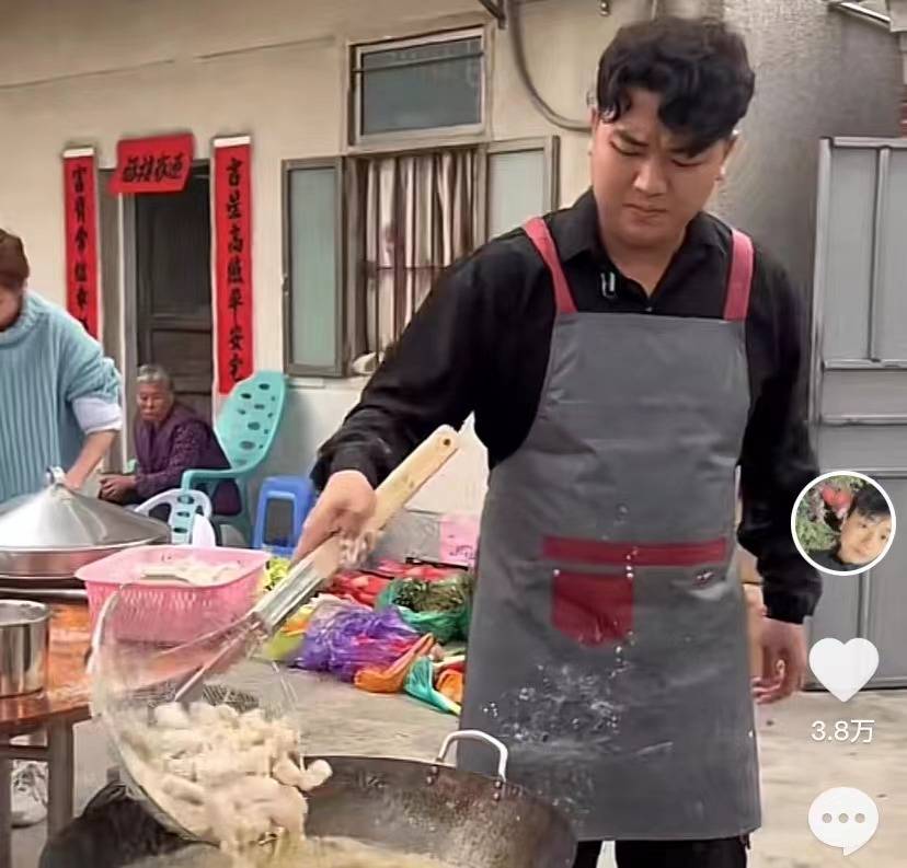 在全红婵哥哥全进华晒出的视频中,全红婵家里在元宵节这天是精心准备!