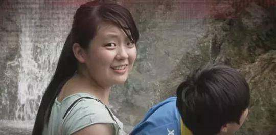 一进公寓门,李洋洁就被克塞尼娅的男友塞巴斯蒂安捂住了嘴巴,并被克塞