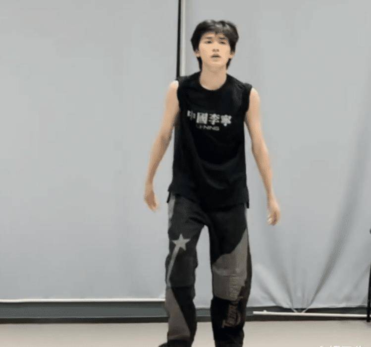 宋亚轩晒日常练舞视频,一身黑色帅气又高冷,谁料手臂线条更吸睛_动态