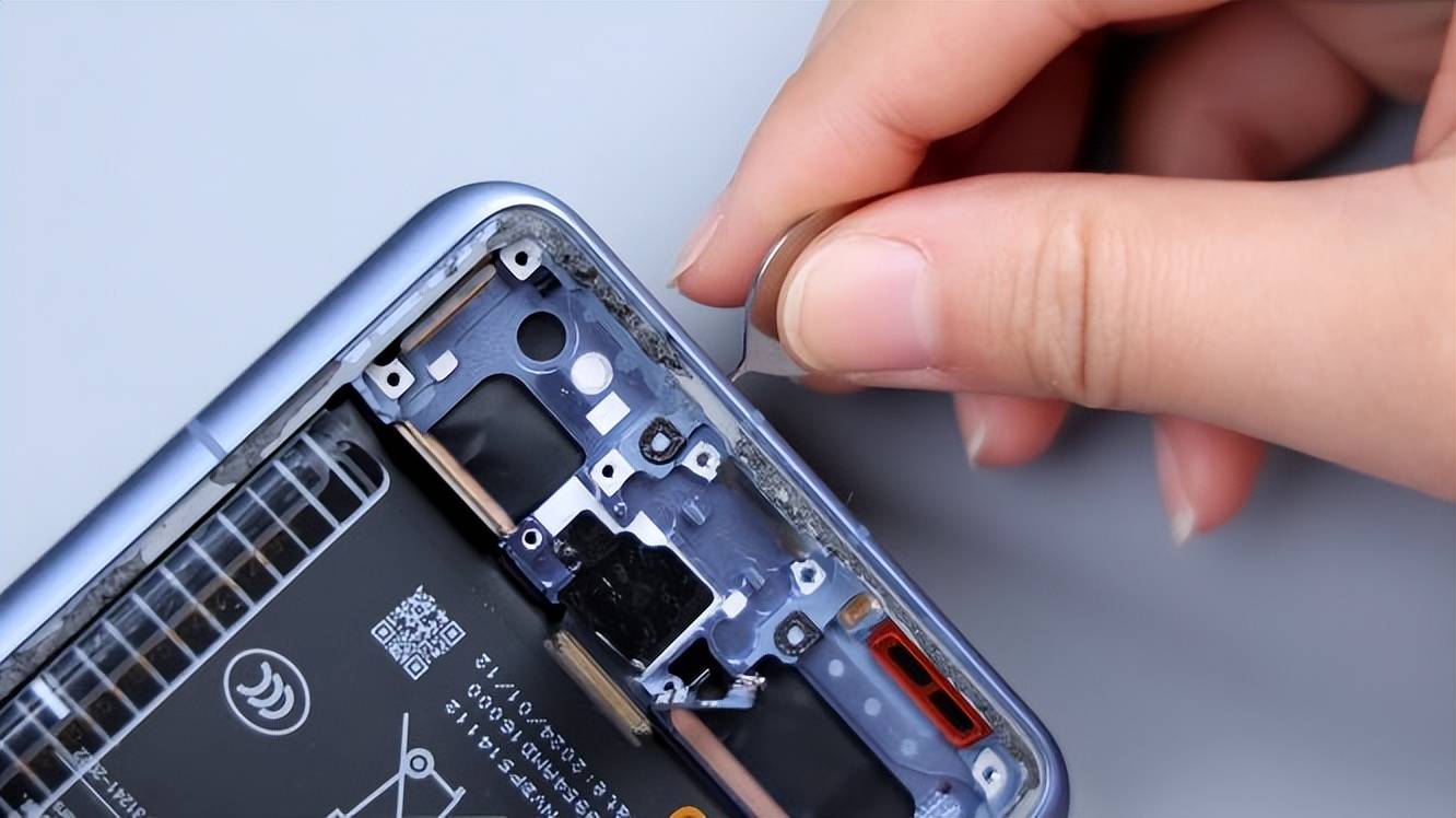 小米14 ultra首发拆解:把"老瓶装新酒"玩出新高度_盖板_金属中_散热