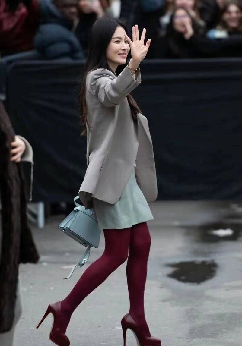 宋慧乔离婚后风格大变,穿西装 红丝袜去看show,42岁美出新高度_魅力