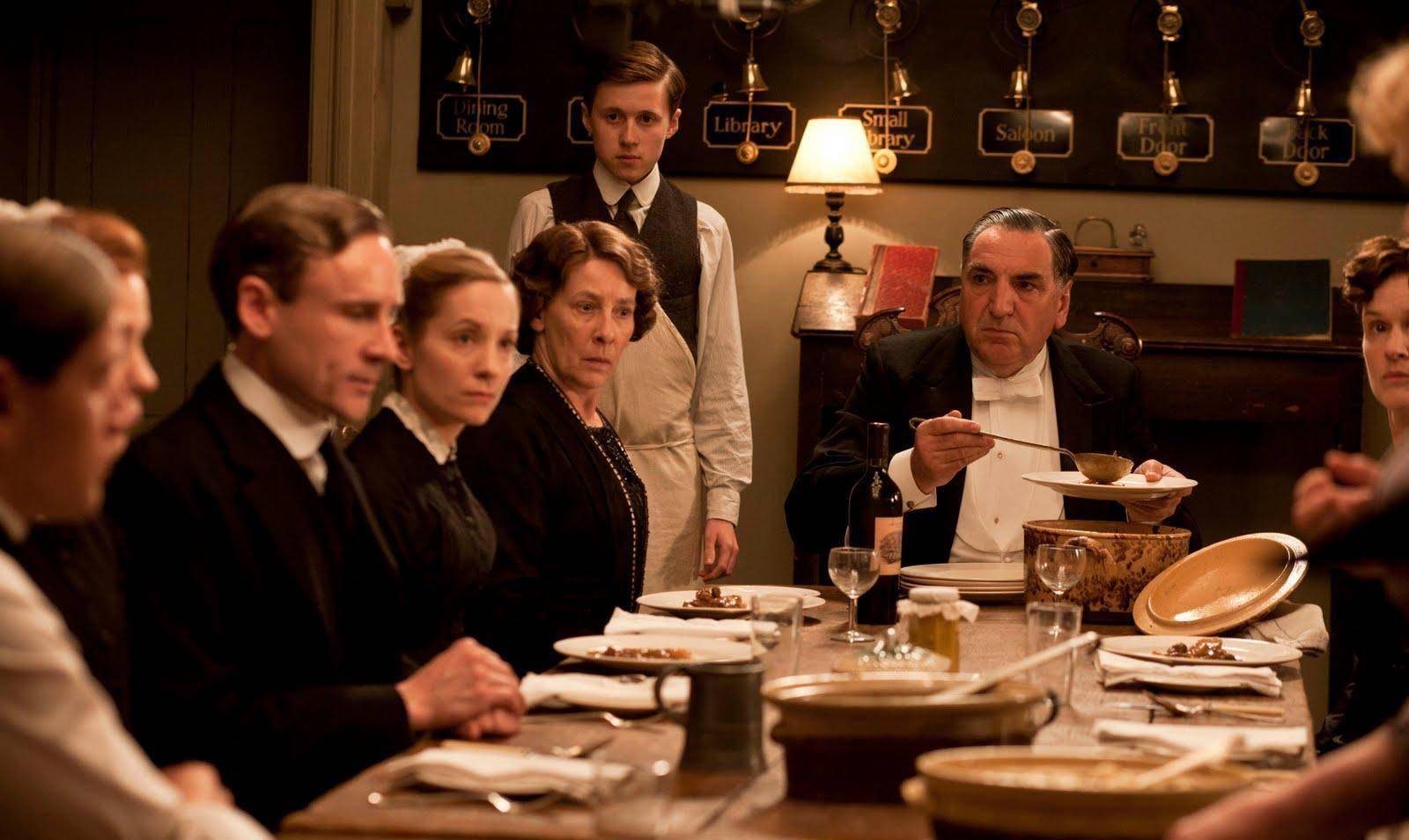 从《红楼梦》与《唐顿庄园》的餐桌礼仪看中西方文化差异