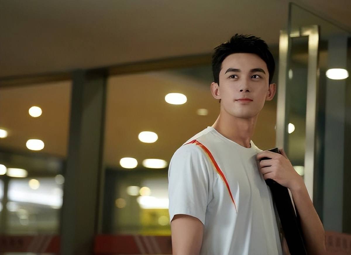 和向涵之被传绯闻,大方公布感情状态,95后小生吴磊只靠作品说话_时候