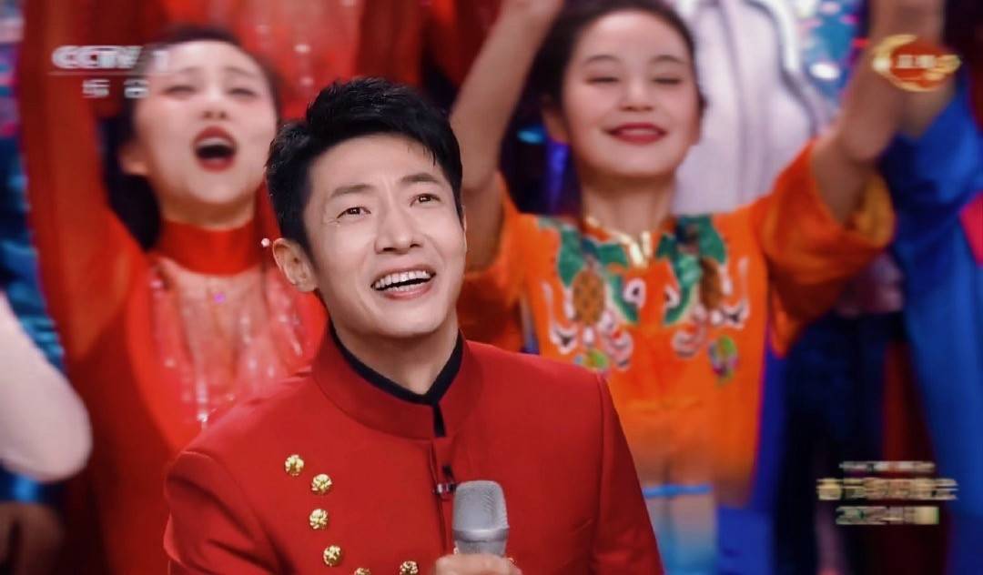 49岁何炅和47岁撒贝宁同框,骨相老去和皮相老去的差距一目了然_双北