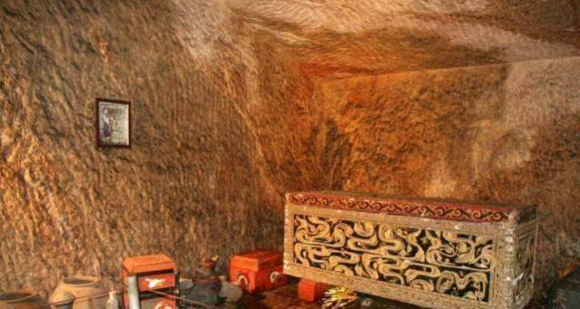 将仿制品放墓中伪造现场,再以高价出售获利,当代盗墓贼有多猖狂_古董