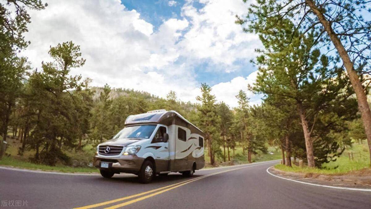 虽然开车出去,但是要去哪里呢?马小亮问李娟:"到底要去哪里呢?