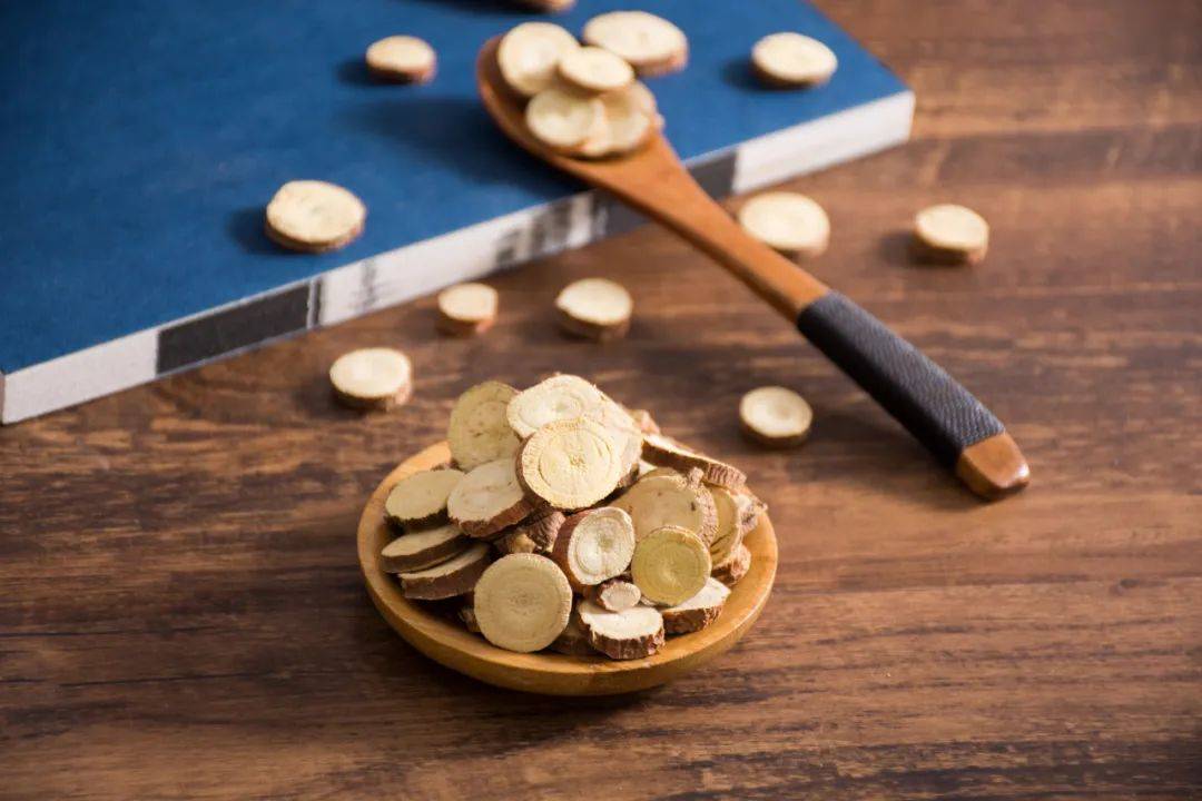 一,甘草不要以为长生不老的"仙丹"都是像灵芝这样名贵的中草药,它们