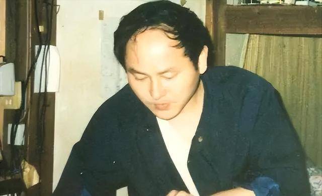 当时丁尚彪居住的地方环境极其恶劣,而且特别的吵闹.