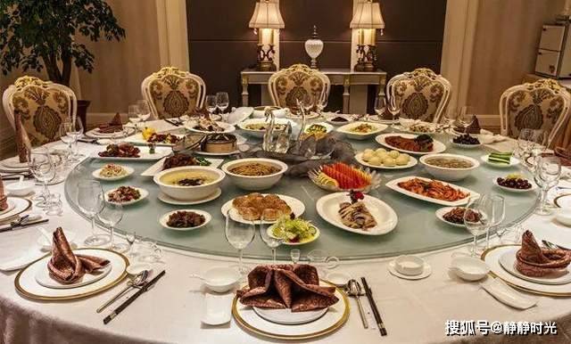 酒桌上,别人用"祭祀手"给你倒酒该咋办?