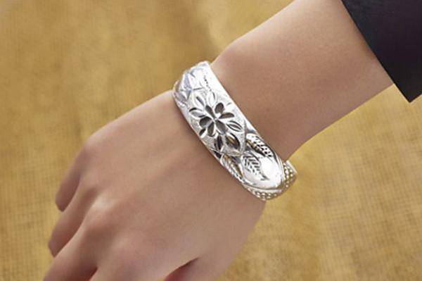 女性长期戴"银手镯",身体最后会怎样?多数人还不了解_右手_首饰_款式