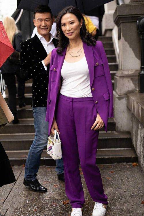 而浅紫色常常使人联想到浪漫,加入些许灰色调的浅紫色则属于莫兰迪色