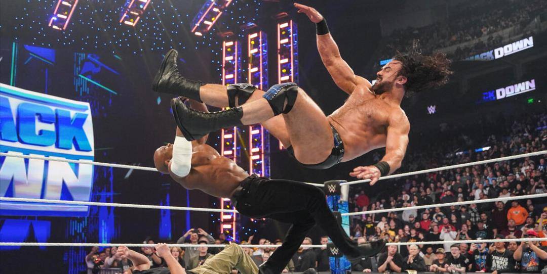 然后拉什利用长矛击倒了欧文斯欧文斯用断头台打倒了保罗拉什利加入