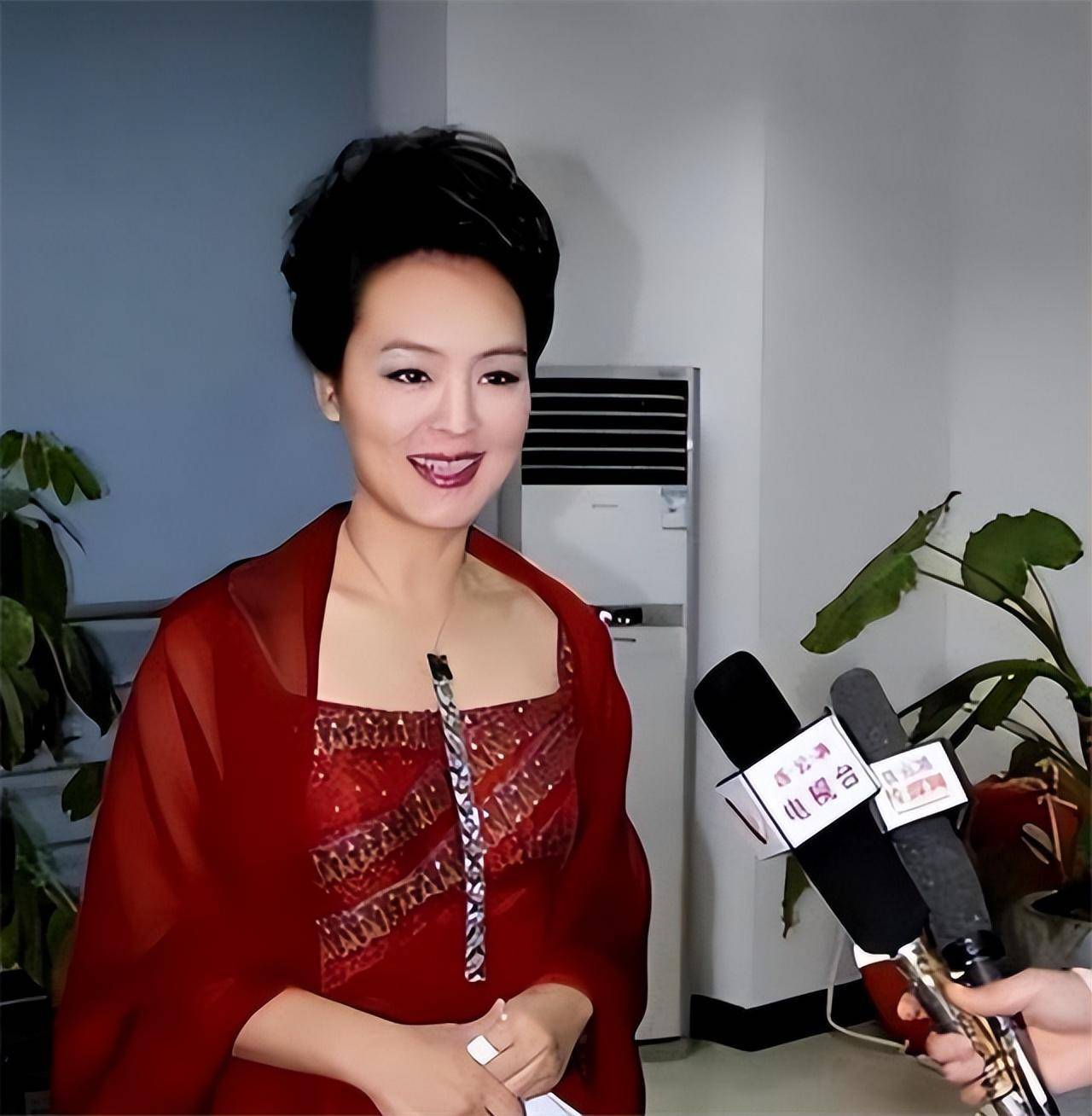 她是央视美女主持人,嫁小2岁哈佛大学海归,今58岁活成人生赢家_孙小