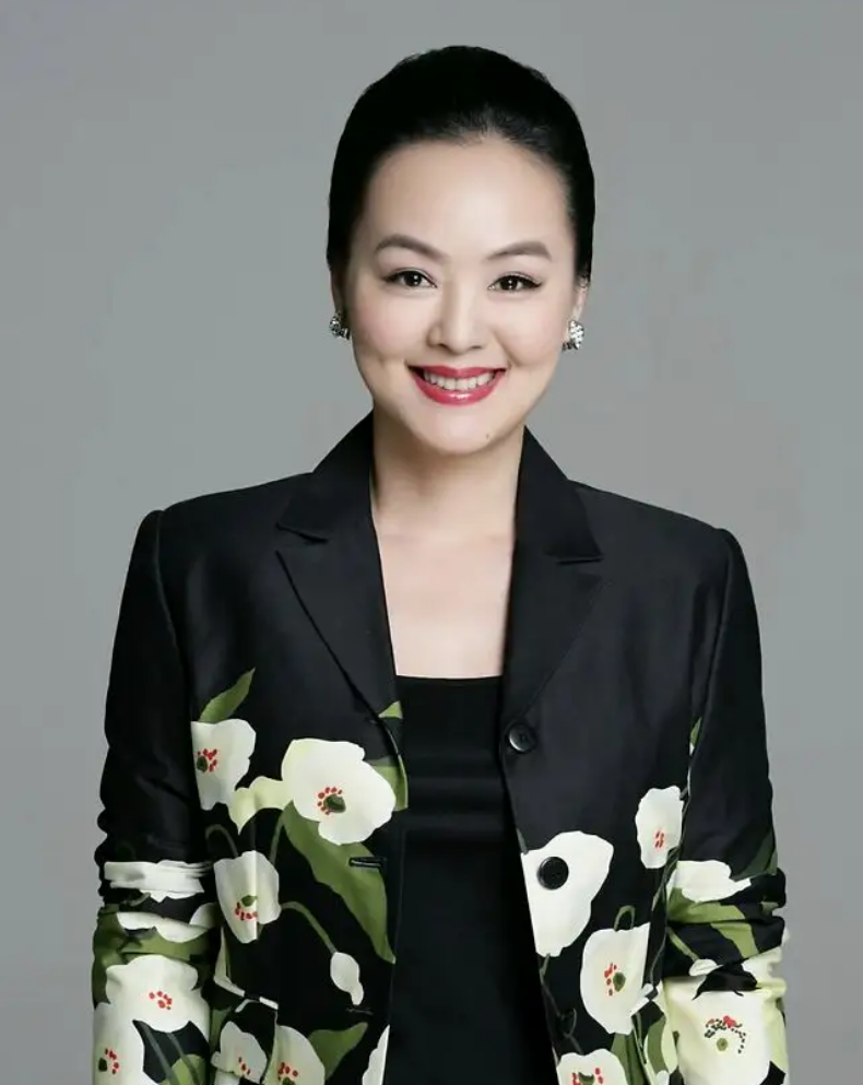 她是央视美女主持人,嫁小2岁哈佛大学海归,今58岁