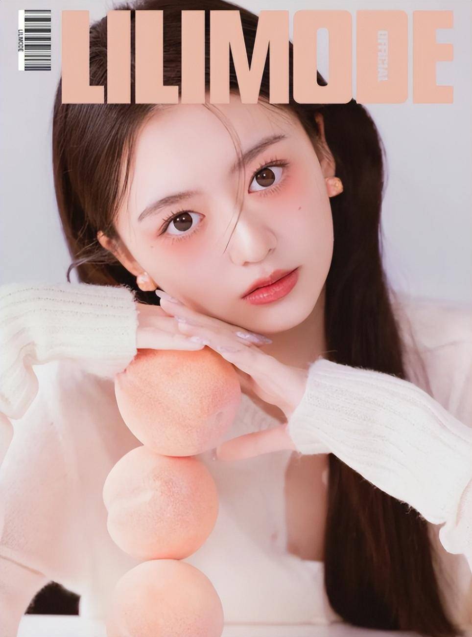 白翊汝是典型的新疆美女,头小脸小,一双眼睛更是大得出奇.