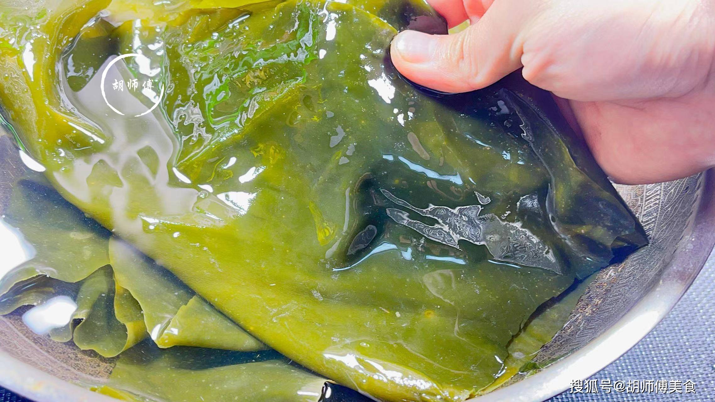 泡海带时,只加水是不行的,多加一勺"它",10分钟泡好还没腥味_表面