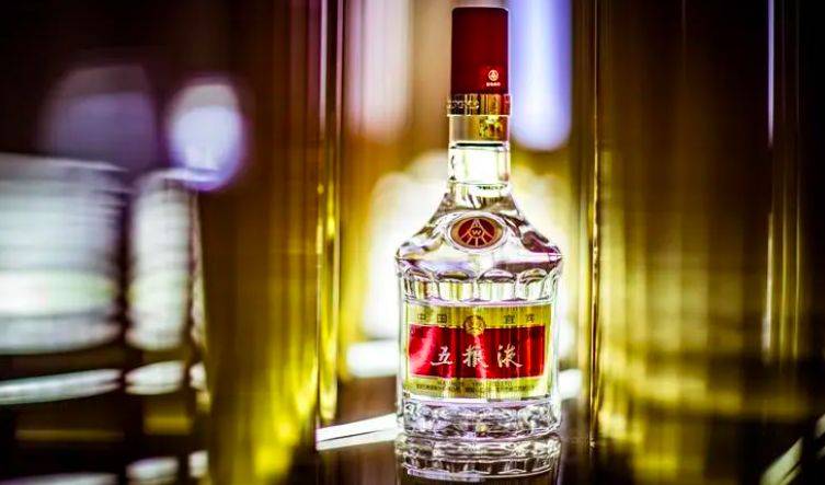 文|新消费财研社近年来,手握充裕现金流的白酒巨头纷纷化身"投资狂人"