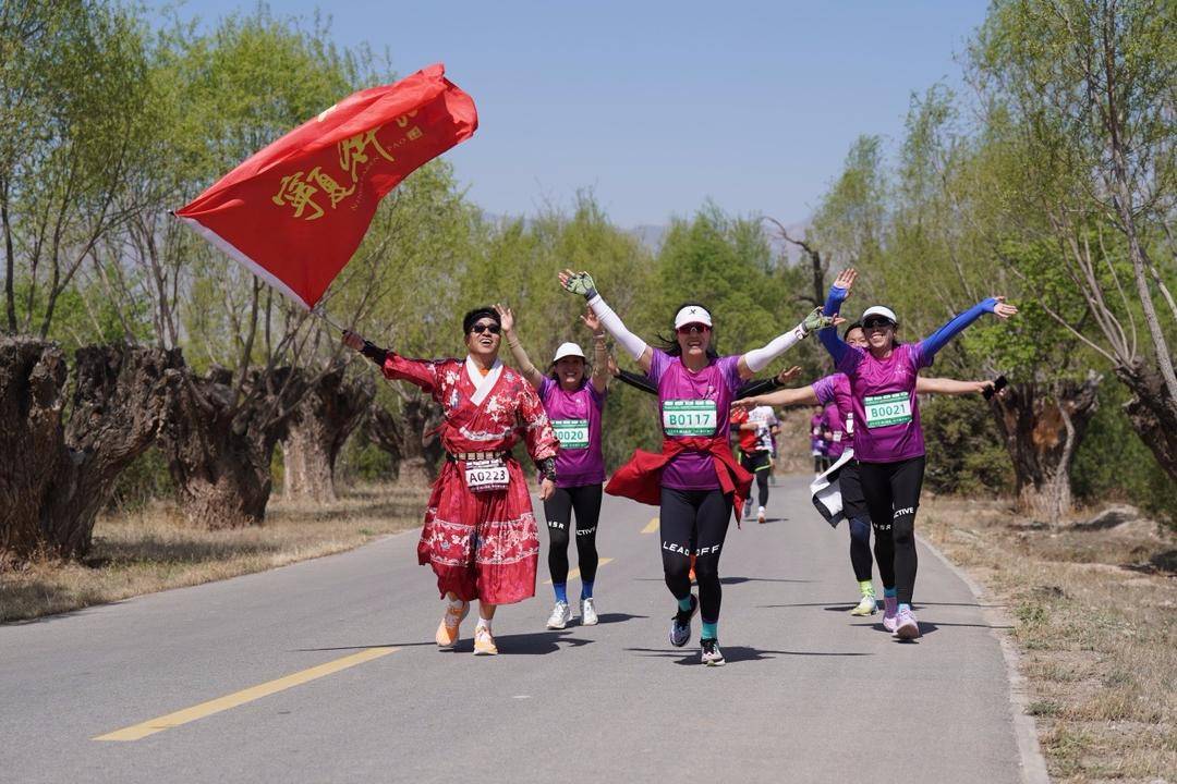 贺兰山东麓山脚下的杏花盛开,相继冒出的杨柳嫩芽和连翘花蕊,海棠大道