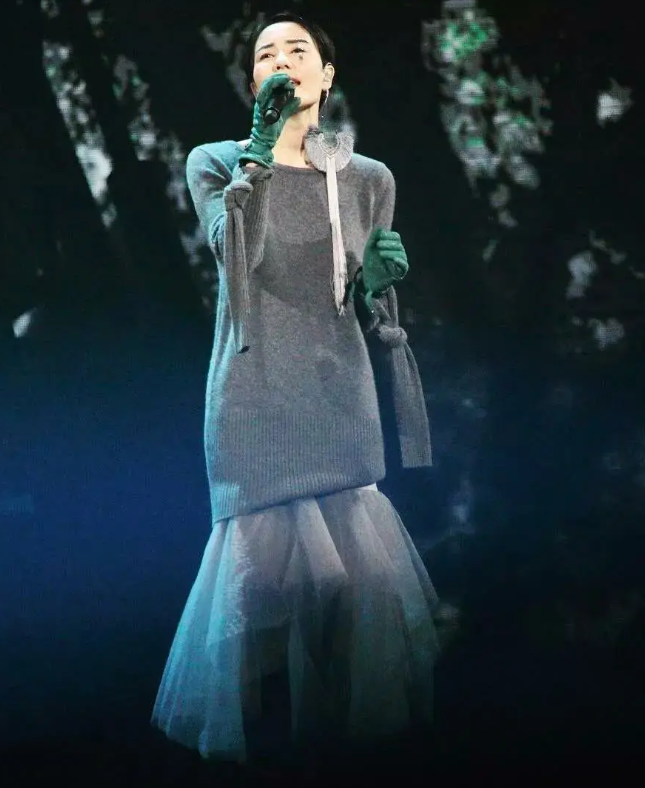 6756岁那英同框54岁王菲,仅差2岁宛如隔辈人,一个灵动少女一个沧桑