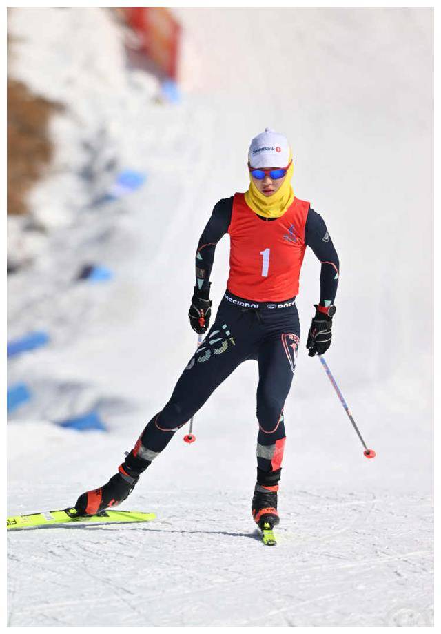 重庆16岁少年在"十四冬"展现滑雪才华,备受瞩目.