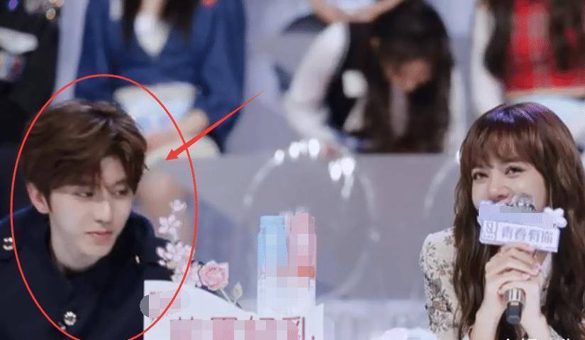 lisa在录制现场哭了起来,谁留意蔡徐坤下意识反应?