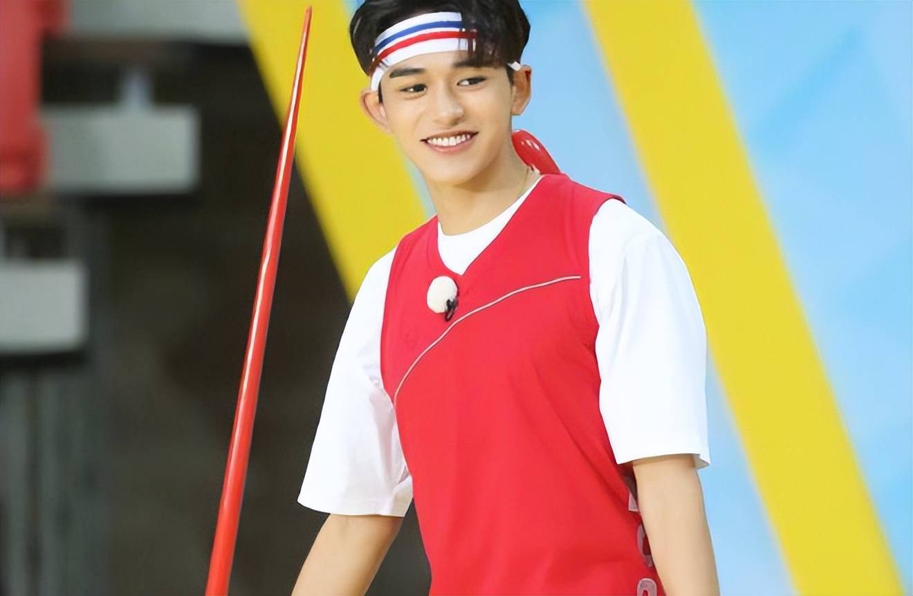 2018年,当时19岁的黄旭熙随着组合