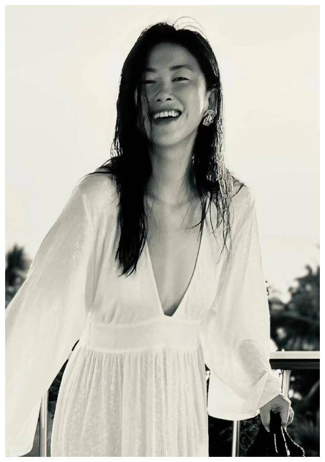 朱珠度假美照曝光,比基尼秀性感身材,零赘肉完美展示!