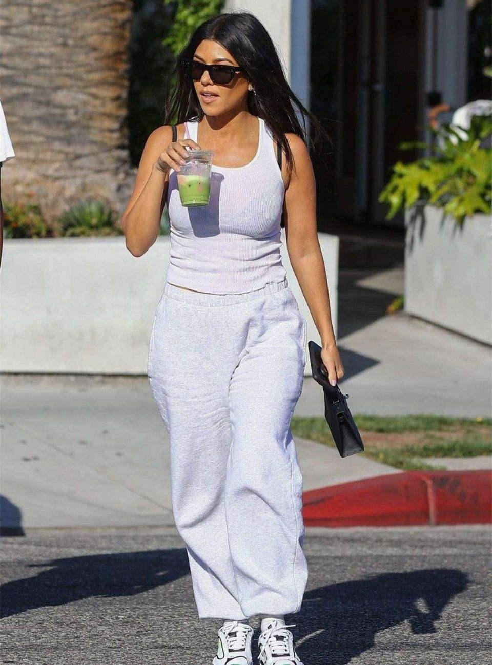 卡戴珊大姐前脚和新男友秀恩爱,随后和前男友现身,矮个子也时尚