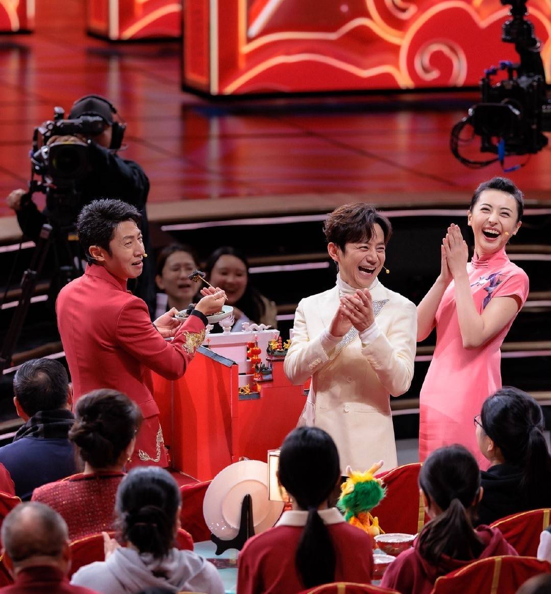 49岁何炅和47岁撒贝宁同框,骨相老去和皮相老去的差距一目了然_双北