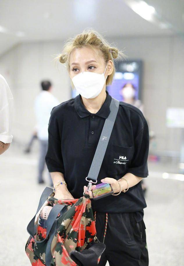 宁静《乘风破浪的姐姐》怼陆华,机场新造型可爱,网友:干的漂亮_黑色