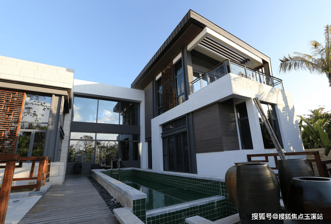 三亚鲁能三亚湾高二区别墅开发商简介_楼盘土地使用面积多大_度假