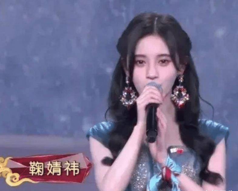 三位顶流女星舞台同台,李沁气质高贵优雅,鞠婧祎却惊艳全场!