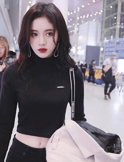 鞠婧祎一直不肯脱外套,热到辣眼终于脱掉,看清肚子印记,藏得挺深_观众