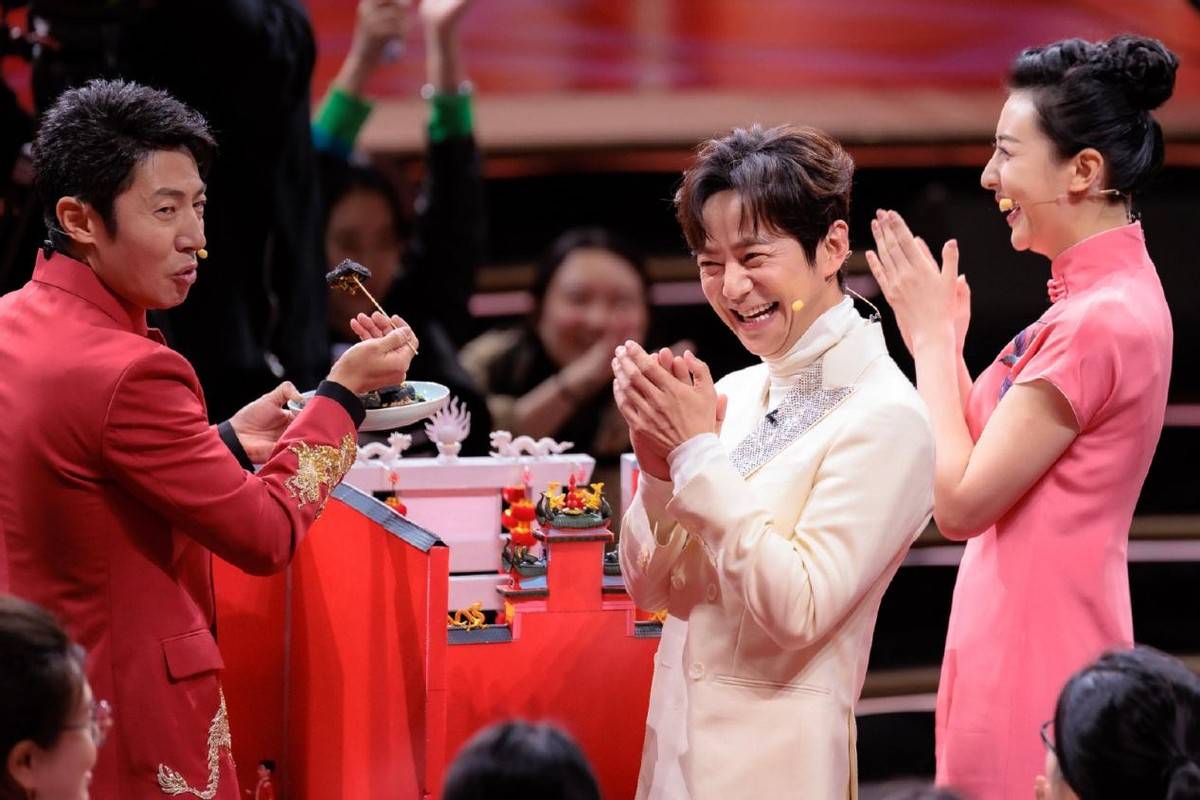 49岁何炅和47岁撒贝宁同框,骨相老去和皮相老去的差距一目了然_双北