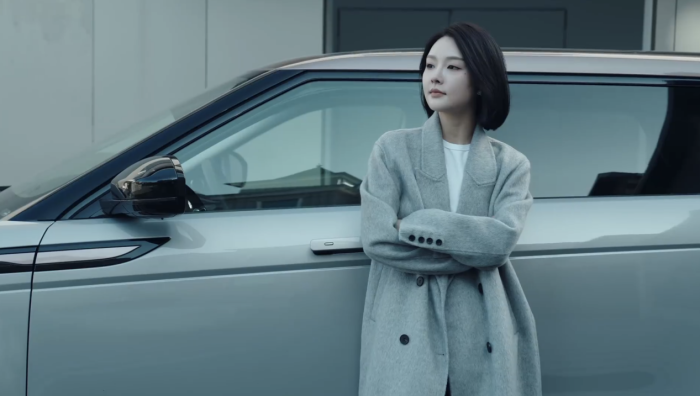 车身线条优雅且富有力量感,前脸部分采用了家族式设计,宽大的镀铬进气