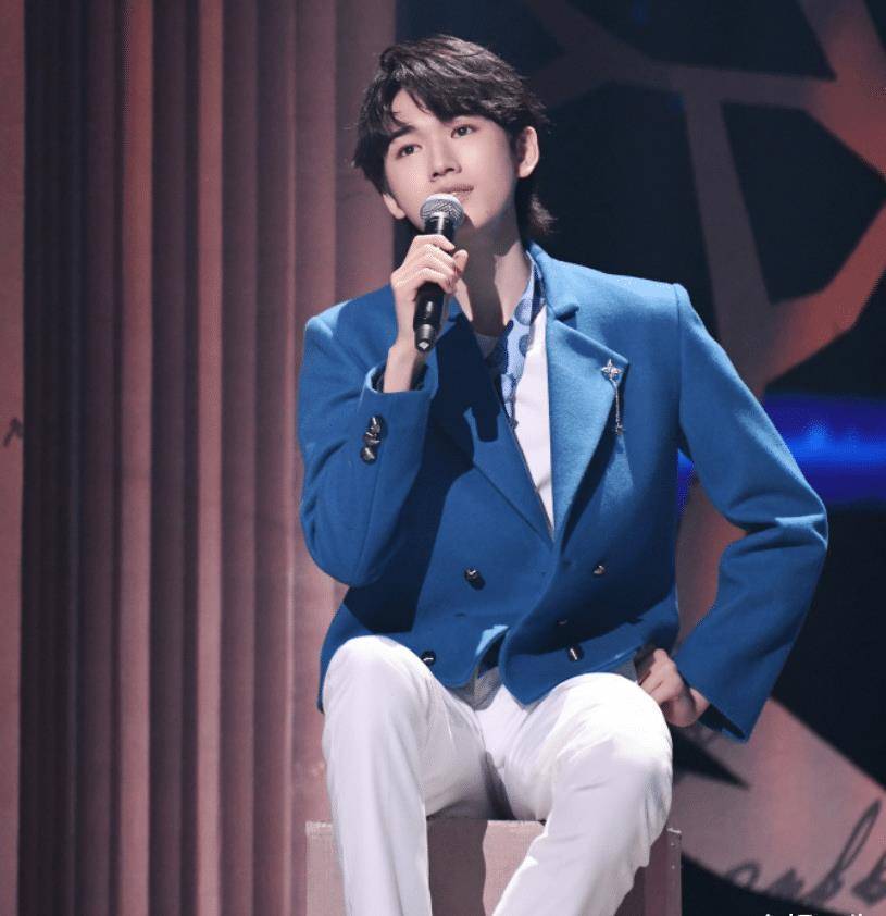 宋亚轩晒日常练舞视频,一身黑色帅气又高冷,谁料手臂线条更吸睛_动态