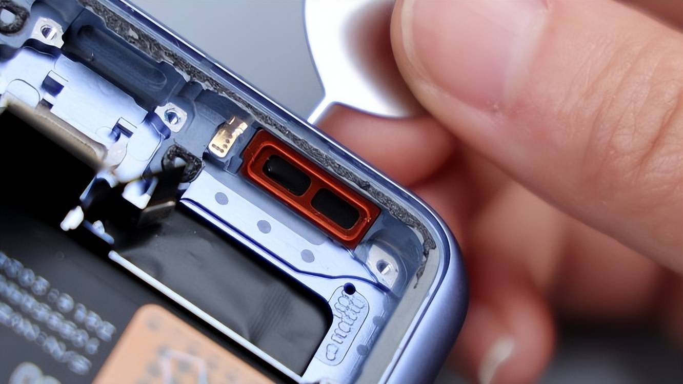 小米14 ultra首发拆解:把"老瓶装新酒"玩出新高度_盖板_金属中_散热