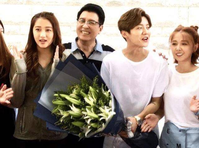 关晓彤跟鹿晗约会时一时走神没跟上,看到鹿晗的举动,怪不得不分手