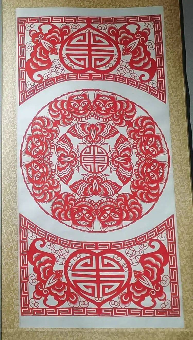 这幅图中部团花以八只猫与四只蝴蝶组成,猫蝶,耄耋,指80到90岁,寓意