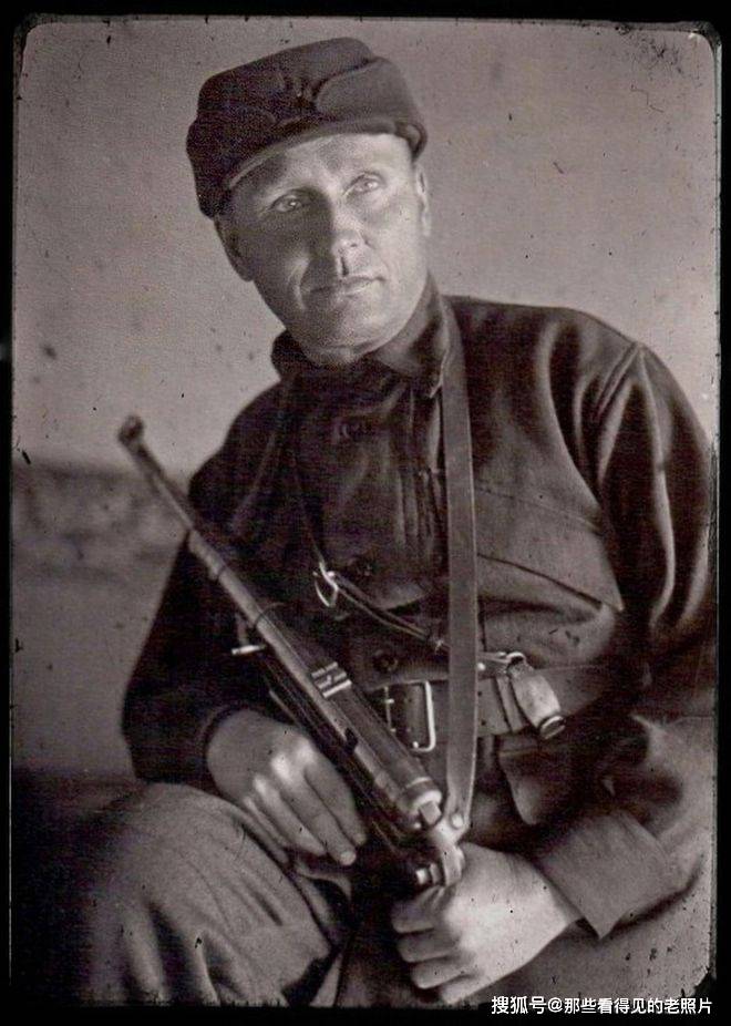 老照片 二战中的苏联游击队 全部由体育学院师生组成_科西_德军_包围