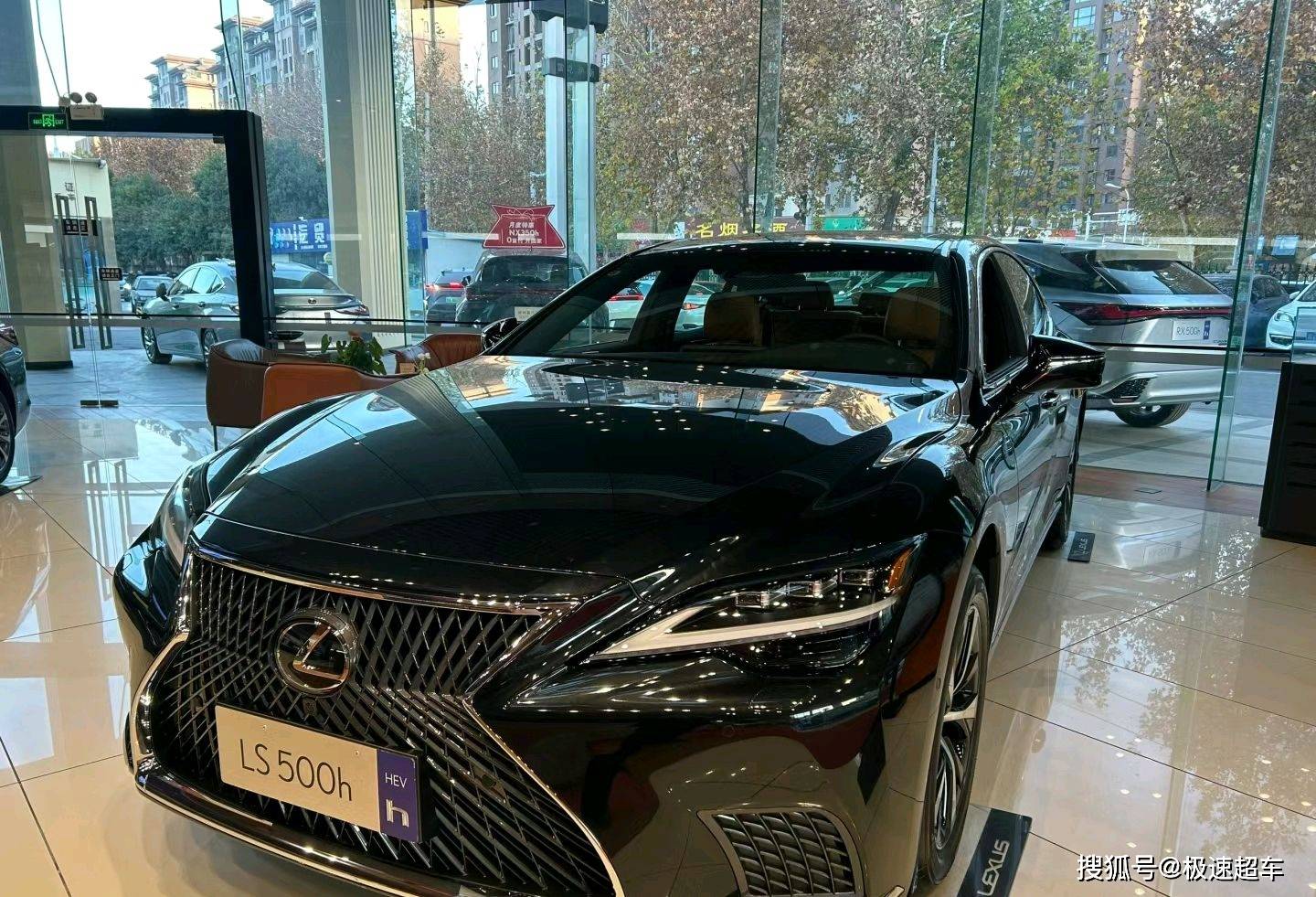 雷克萨斯ls500h登场,高级感十足,细节设计很用心_搜狐汽车_搜狐网