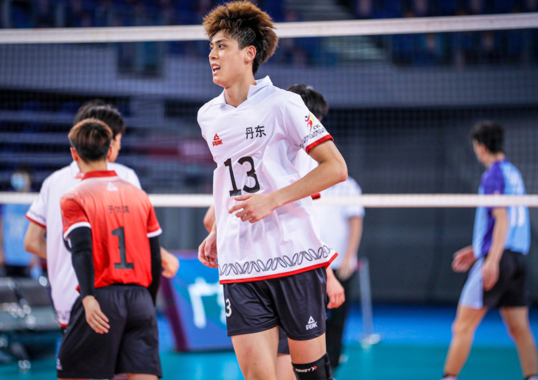 98年的辽宁男排主攻王少渤,与刘姥姥合影被围观了!_刘希平_视频_东北