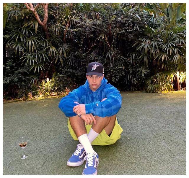 阳光体育生austin mahone的潮流魅力,网红偶像兼具_形象_梦想_留胡子