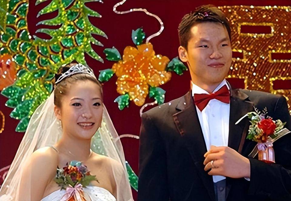 前中国体操名将离婚十年后罕见现身,朱芳雨曾举办超600人婚礼迎娶她