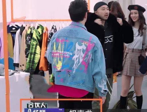 因为特别的潮流有气质,所以baby就夸赞了一句,有权志龙的感觉