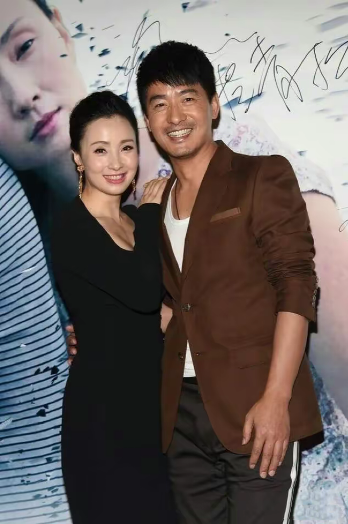 年轻时的陶虹真疯狂,穿"无痕裙"被郭晓东搂腰抱,不怕徐峥吃醋_形象