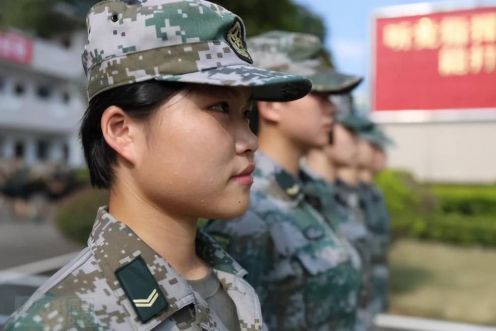 陆军女兵陆兵图片