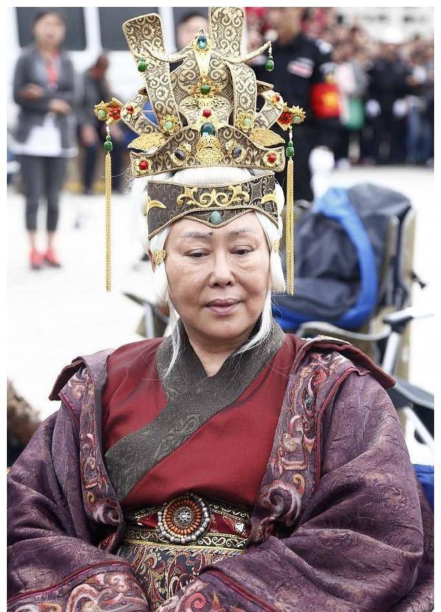 不过斯琴高娃最出名的角色还不是骆驼祥子的虎妞,而是她在电视剧